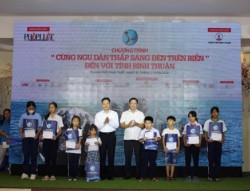 Công ty TNHH MTV Xổ số Kiến thiết Bình Thuận: Trao học bổng cho con em ngư dân vượt khó học giỏi