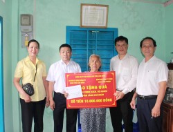 Tặng 40 triệu đồng cho các gia đình khó khăn