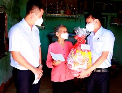 Công ty Xổ số kiến thiết Bình Thuận: Thăm, tặng quà gia đình chính sách