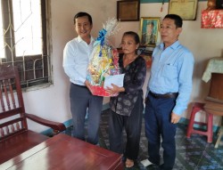 Công ty TNHH Xổ số kiến thiết Bình Thuận tổ chức thăm và tặng quà cho các gia đình thương binh liệt sĩ