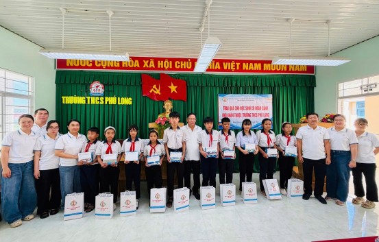Chi bộ Phòng Kinh doanh trao quà cho học sinh có hoàn cảnh khó khăn thuộc trường THCS Phú Long