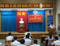 Lễ kết nạp Đảng viên mới các Chi bộ Phòng Phát hành; Phòng Tài chính-Kế toán và VPĐD Tp.Hồ Chí Minh