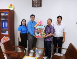 Chủ tịch Liên đoàn Lao động tỉnh đến thăm và chúc Tết Công ty TNHH Xổ số kiến thiết Bình Thuận