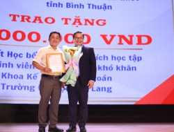 Công ty TNHH MTV Xổ số Kiến thiết Bình Thuận: Trao học bổng cho sinh viên Trường Đại học Văn Lang