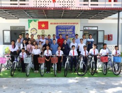 Trao 10 chiếc xe đạp cho học sinh đặc biệt khó khăn tại Hàm Thạnh