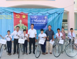 Trao 20 xe đạp cho học sinh nghèo
