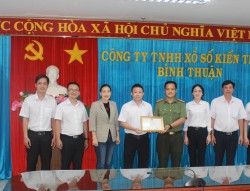 Trao quyết định công nhận doanh nghiệp đạt tiêu chuẩn  