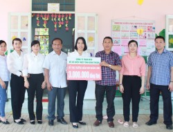 Công ty TNHH Xổ số kiến thiết Bình Thuận hỗ trợ tiền ăn hàng quý cho các cháu thiếu nhi Trường Mẫu Giáo Hoàng Anh