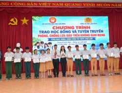 Trao 83 suất học bổng cho học sinh khó khăn khu vực Đông Lâm Đồng