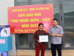 Trao nhà “Tình nghĩa Quân - Dân” cho hộ gia đình khó khăn tại xã Đồng Kho