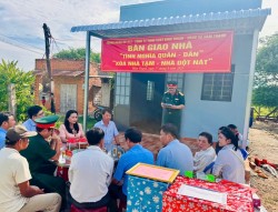 Trao nhà 