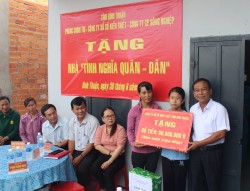 Công ty TNHH Xổ số kiến thiết tỉnh Bình Thuận trao tặng “Nhà tình nghĩa quân dân”