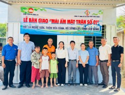 Trao yêu thương từ những căn nhà tình nghĩa
