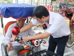 Công ty TNHH MTV Xổ số Kiến thiết Bình Thuận: Tặng xe lăn điện cho người bán vé số dạo